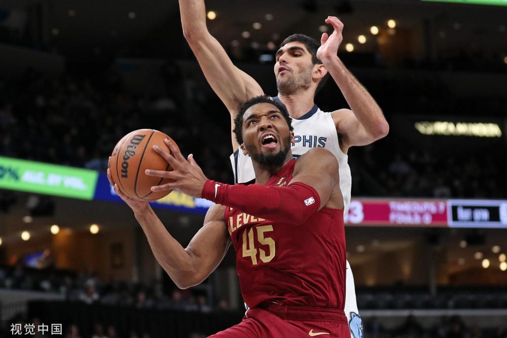 他在中場扮 他在中場扮